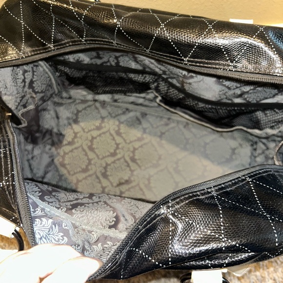 Mary Kay Black and Cream Quilted Travel Bag - Picture 4 of 10